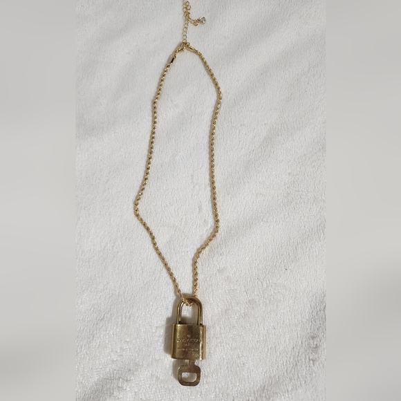 Louis Vuitton Lock & Key #314 with 18k gold plated chain. Hairline scratches - Picture 1 of 4